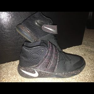 Kyrie Irving Boys Basketball Shoes